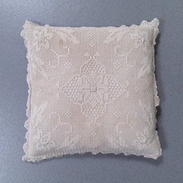 Kissen 40x40 creme, gehäkelte Spitzenkissenplatte, kleiner ausgebogter Stehrand (Federkisseninlett)