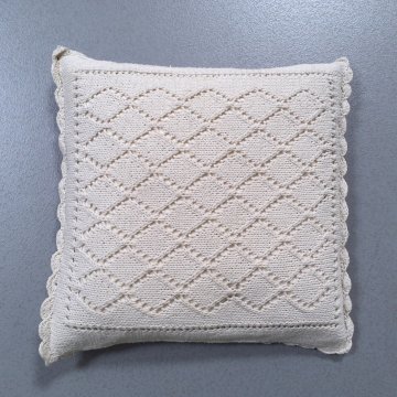 Kissen 40x40 creme, gestrickte Rhomben, bogenborte, Federinlay 
