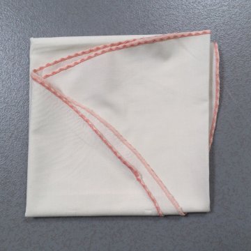Tischdecke Ø 85 zart gelb, ganz feine Spitzenborte in rosa, rund
