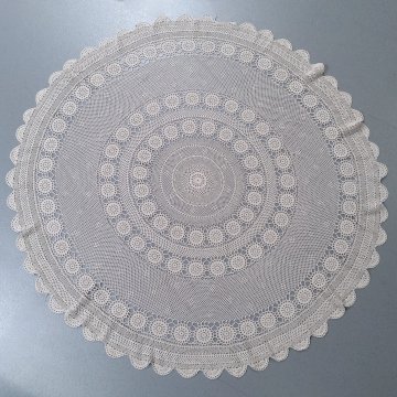 Tischdecke Ø 150 Blütenkreise im Netz, gehäkelt, ausgebogter Rand