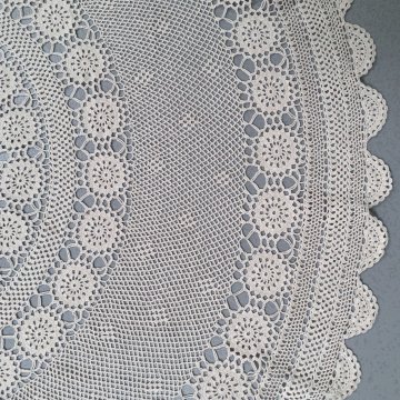 Tischdecke Ø 150 Blütenkreise im Netz, gehäkelt, ausgebogter Rand