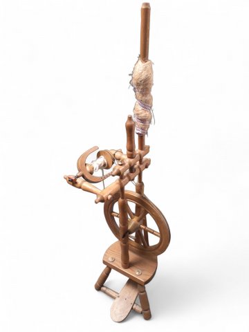 Spinnrad, Holz, historisch nachgearbeitet, 114 x 30 