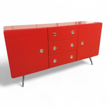 Sideboard BELAIR, rot lackiert, 2-türig, mittig 3 Schübe, Lochgriffe, Kanten gerundet, Chromfüße schräg, B145xT43xH75