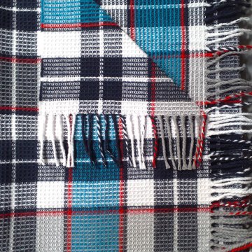 Plaid 145x180 weiß, schwarz, hellblau kariert, rotes Karoraster, bunte Fransen