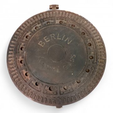 Kanaldeckel,BERLIN,Filmbau, Holzfaser in Rostoptik, Durchmesser 75cm, Gewicht 20kg