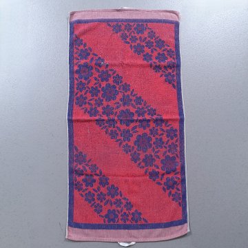 Handtuch 90x45 kirsch rot, schräge Blockstreifen mit blauen Blüten