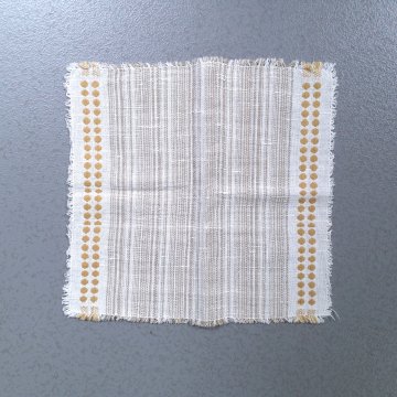 Serviette 30x30 creme, hellbraune eingewebte Streifen, 2 Reihen Punkte in senf am Rand, rundum Fransen