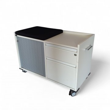 Büro- Rollcontainer weiß, (92x63x44,5cm B/H/T), rechts zwei Schübe, links silberne Querjalousie, ein loses schwarzes Sitzkissen 