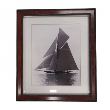 Bild, Fotografie s/w in Passepartout, 1 Segelboot, Holzrahmen (leicht beschädigt) H:50 B:43