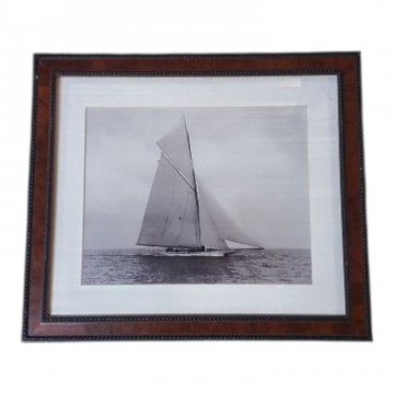 Bild, Fotografie s/w in Passepartout, 1 Segelboot, Holzrahmen mit Verzierung, H:43cm, B:50cm