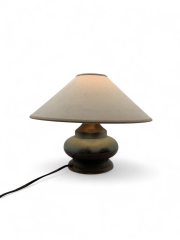 Tischlampe mit einem runden Sockel der blau besprüht ist und einem beigen konischen Stoff Schirm