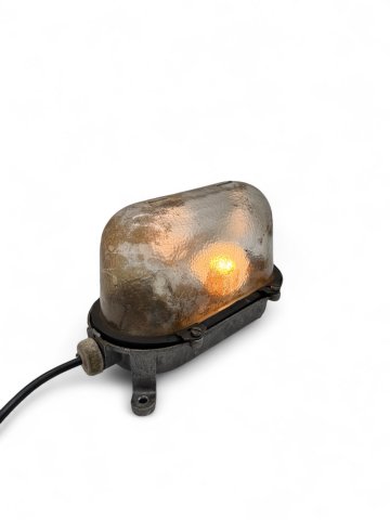 Schildkrötenlampe, Alugußsockel, Schirm aus gepresstem Glas, Industrie