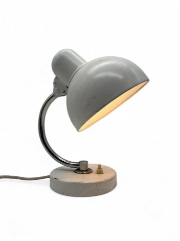 Nachttischlampe, FÜJ, weiß Metall, runder Sockel, runder Schirm, Chromsäule