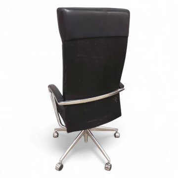 Chefsessel ARTCOLLECTION, hochlehnig, Leder schwarz, Quernaht, Rückseite Netzbespannung, Chromgestell 5-füßig auf Rollen