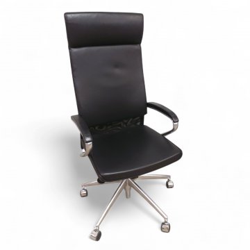Chefsessel ARTCOLLECTION, hochlehnig, Leder schwarz, Quernaht, Rückseite Netzbespannung, Chromgestell 5-füßig auf Rollen