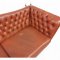 Sofa EKL rot Leder kapituniert, eingelegte Sitzkissen, Puppen und Schuhe Messing, 2-sitzig, 200x80x75cm, 022/75