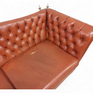 Sofa EKL rot Leder kapituniert, eingelegte Sitzkissen, Puppen und Schuhe Messing, 2-sitzig, 200x80x75cm, 022/75