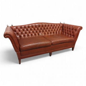 Sofa EKL rot Leder kapituniert, eingelegte Sitzkissen, Puppen und Schuhe Messing, 2-sitzig, 200x80x75cm, 022/75