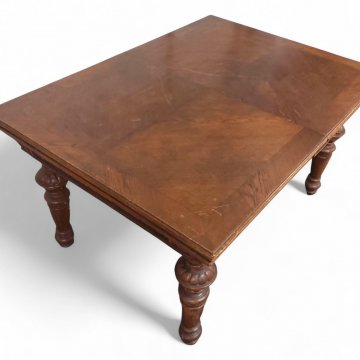 Tisch, Eiche dkl.braun, Beine konisch gedrechselt, Zarge mit Schnitzereien, L130xB95xH74