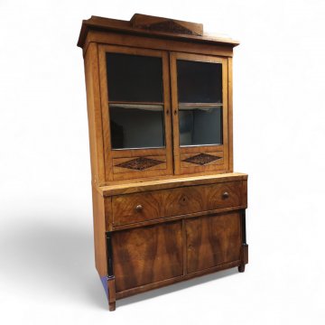 Vitrinenschrank, BIE, Kirsche, 2 verglaste Türen, Unterschrank 2 Türen 1 Schub, Dachkrönung, 125x60x205 cm
