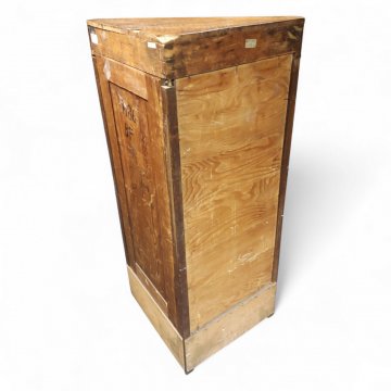 Eckvitrine, Nußbaum poliert, 1 Schub, 1 Tür unter Glas, innen blauer Damast Messingbeschläge, 55x55x147 cm