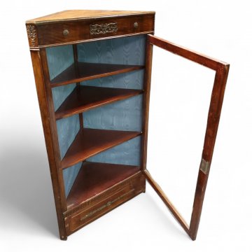 Eckvitrine, Nußbaum poliert, 1 Schub, 1 Tür unter Glas, innen blauer Damast Messingbeschläge, 55x55x147 cm