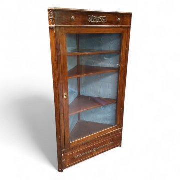 Eckvitrine, Nußbaum poliert, 1 Schub, 1 Tür unter Glas, innen blauer Damast Messingbeschläge, 55x55x147 cm