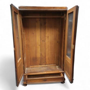 Vitrine, Nußbaum mit Wurzelholzfüllungen, 2-türig, Schub unten, Profilleisten, 3 Einlegeböden, B102xH180