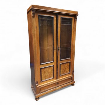 Vitrine, Nußbaum mit Wurzelholzfüllungen, 2-türig, Schub unten, Profilleisten, 3 Einlegeböden, B102xH180