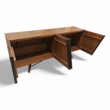 Sideboard KARE MADRID, Eiche massiv, 4-türig/ schräg zulaufend, zwei Böden, Griffe und Füße Metall schwarz, B200xT46xH86