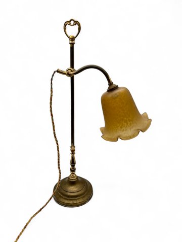 Tischlampe, Messing, Säule Rundrohr schmal, Schirm Glas braun gewellter Rand, Fuß gedreht