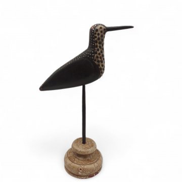 Vogel auf Holzsockel