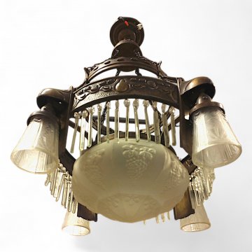 Hängelampe, Jugendstil, Messing verziert, Kettenaufhängung, Kristalltstäbe, 4 geriffelte Glasschirme, 1 Glasschal, 6-flg. E27