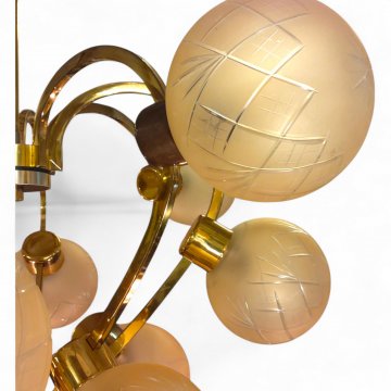 P- Deckenlampe, Messinggestell, kugelförmige, satinierte Glasschirme, Ø12cm mit Schliffornament, 12 Fassungen E27, max. 60W, H100 B70