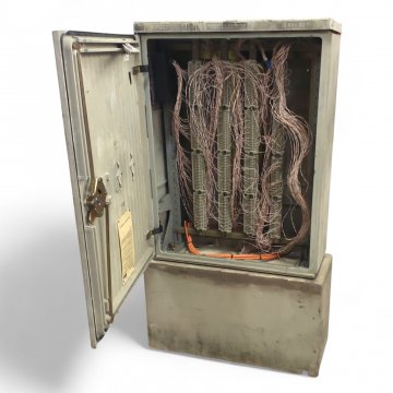 Verteilerkasten POST, K.stoff grau, Sockel FB Holz grau, H143xB76xT32, 1-türig