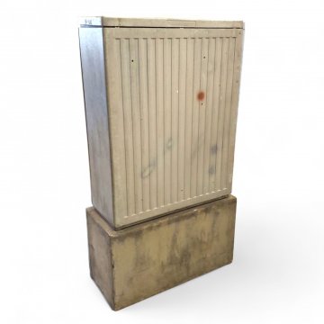 Verteilerkasten POST, K.stoff grau, Sockel FB Holz grau, H143xB76xT32, 1-türig