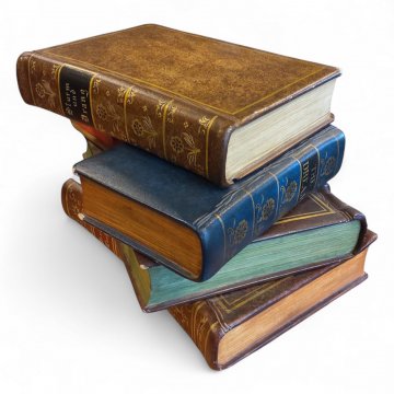 P- Bücherstapel, Holz, Einband braun rot/blau/beige/grau zusammenhängend, H:33 cm B: 52 cm T:60 cm