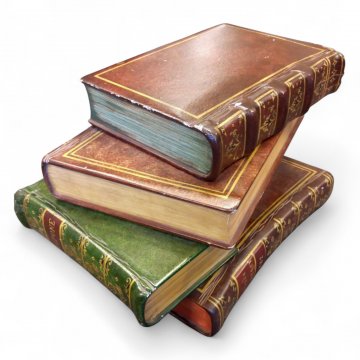 P- Bücherstapel, Holz, Einband braun rot/blau/beige/grau zusammenhängend, H:33 cm B: 52 cm T:60 cm