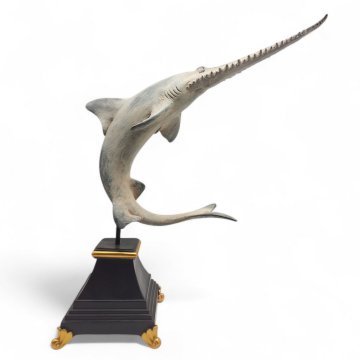 Skulptur, Sägehai grau, auf Sockel, schwarz / gold