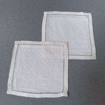 Deckchen/Untersetzer 15x15 Leinen, creme, kleine Pünktchen, Hohlsaum