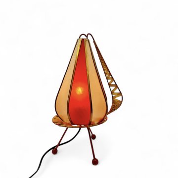 Tischlampe, dreibeiniges Metallgestell mit Verzierung, 8-kantiger Lampenschirm Kunstleder in Tulpenform, rot-creme-gold
