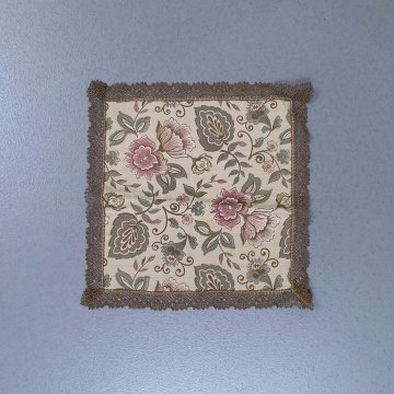 Deckchen 35x35 Gobelin beige, Blüten und Bätter in altrosa, grün, creme, Metallgoldborte