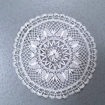 Deckchen Ø 15 creme, gehäkelt, Schmetterlinge, rund
