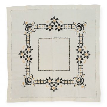 Tischdecke, 68cm x 68cm, weiß, schwarz-goldene Stickereien