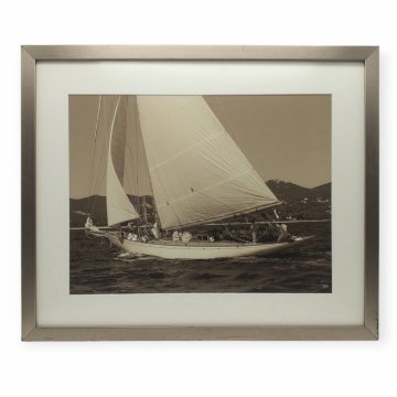 Fotografie &quot;Voiliers&quot; Segelboot mit hochgezogenen Segeln, Sepia, grau-brauner Holzrahmen 53,5cm x 43,5cm ABLO BLOMMAERT