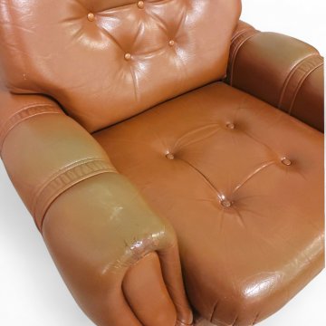 Sessel, Vollpolster Kunstleder braun, lose Polsterkissen, kapituniert, Armlehnen mit Schnurdekor, auf Rollen