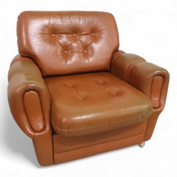 Sessel, Vollpolster Kunstleder braun, lose Polsterkissen, kapituniert, Armlehnen mit Schnurdekor, auf Rollen