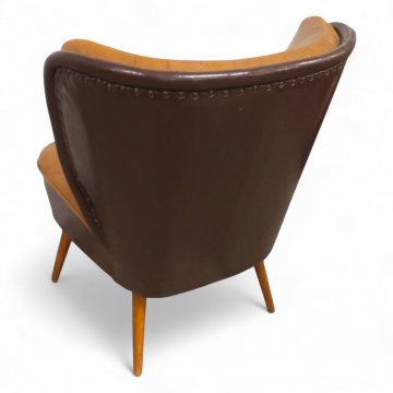 Cocktailsessel, Kunstleder h´braun/dkl.braun, Rücken mit Längsnähten, Füße Holz konisch schräg