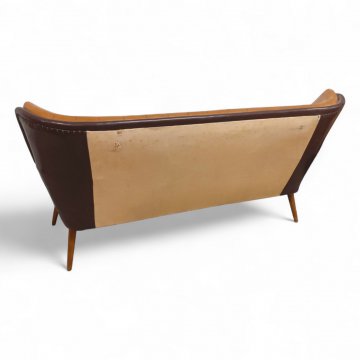 Cocktailsofa, Kunstleder h´braun/dkl.braun, Rücken mit Längsnähten, Füße Holz konisch schräg, 2-er, B150