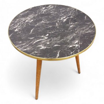 Tisch, Resopalplatte grau/weiß marmoriert, Umleimer gold, 3 Holzbeine schräg, ø60xH64